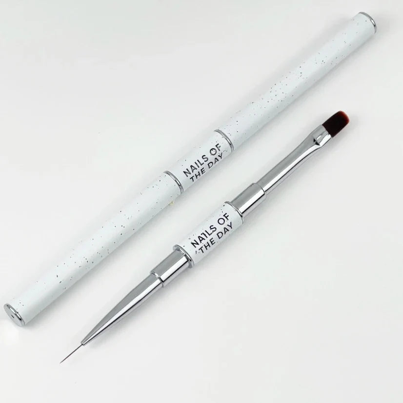 NAILSOFTHEDAY Professional Brush 2-in-1: Liner + Oval — pincel profesional metálico de doble cara con tapas, diseñado para trazos finos y para la aplicación de gel. Liner de 11 mm + óvalo plano de 11 mm.