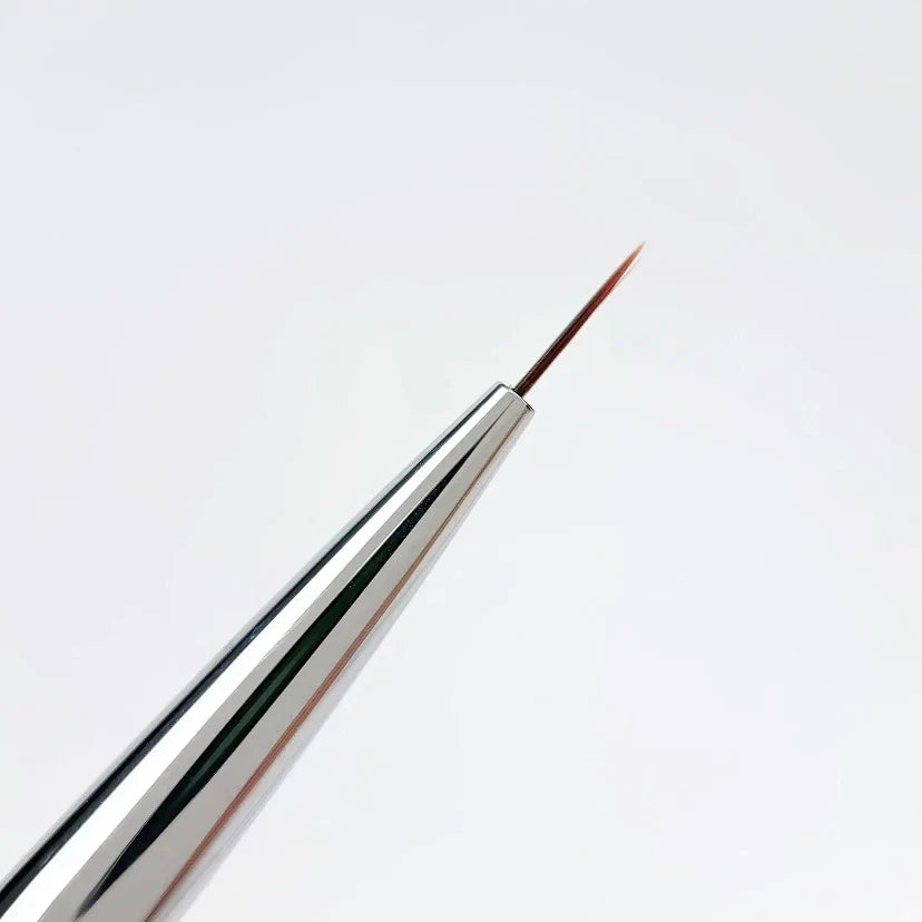 NAILSOFTHEDAY Professional Brush Liner — pincel profesional metálico con tapa, diseñado para trazos finos y detalles, liner de 8 mm.