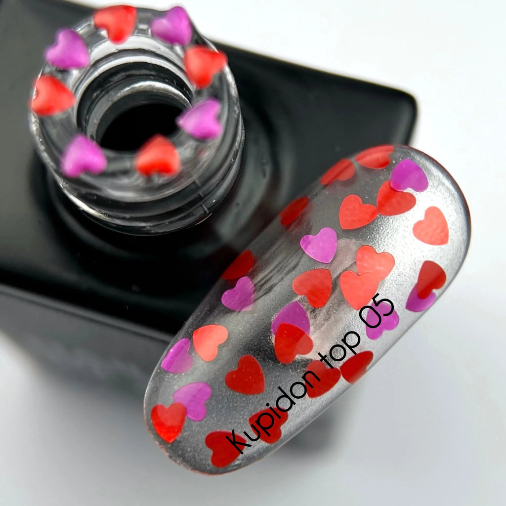 NAILSOFTHEDAY Kupidon Top 05 — top coat con corazones rojo intenso y frambuesa, sin capa pegajosa, 10 ml.
