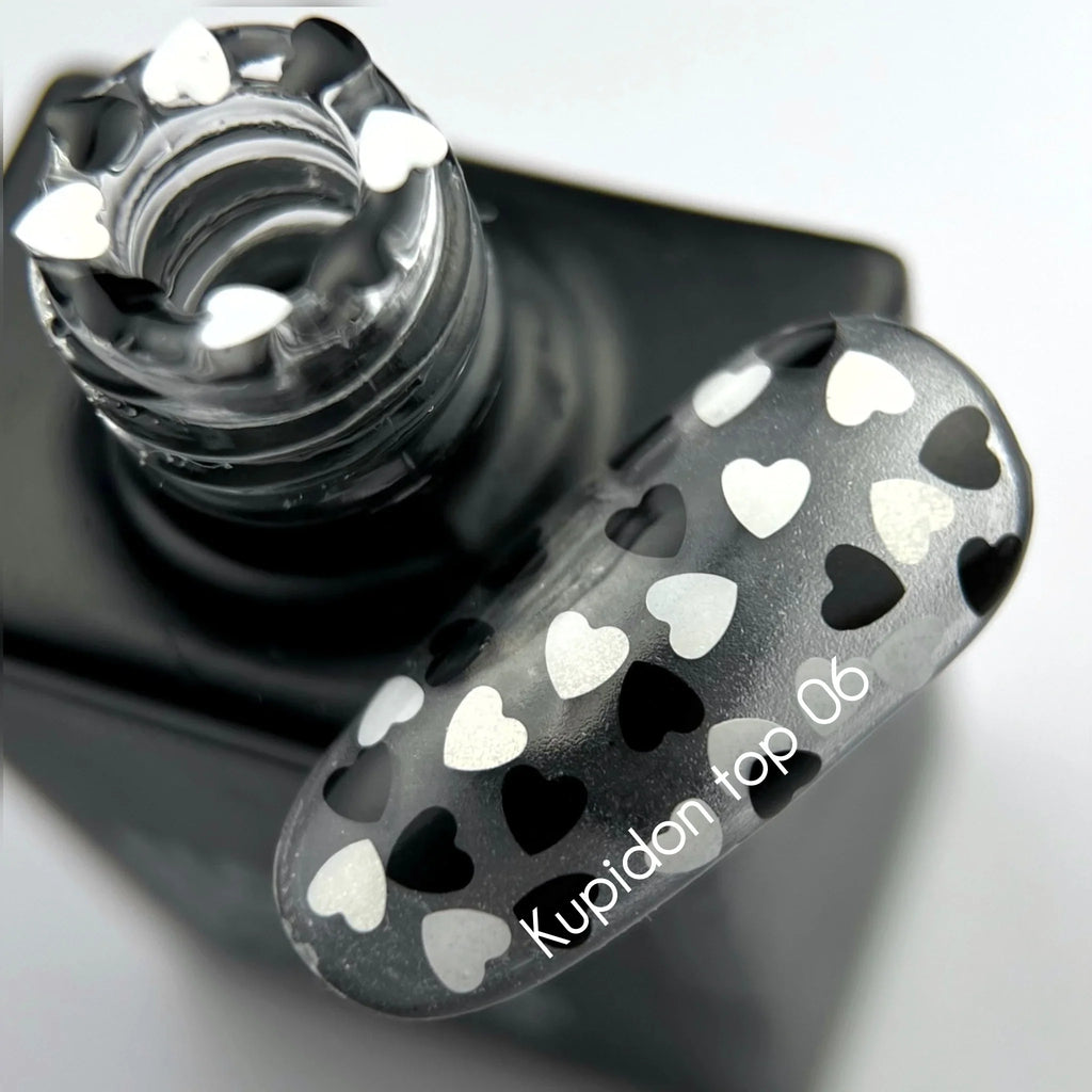 NAILSOFTHEDAY Kupidon Top 06 — top coat con corazones negros y blancos, sin capa pegajosa, 10 ml.