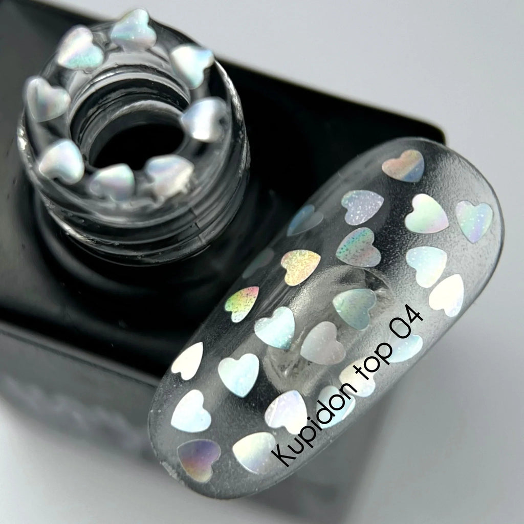NAILSOFTHEDAY Kupidon Top 04 — top coat con corazones holográficos, sin capa pegajosa, 10 ml.