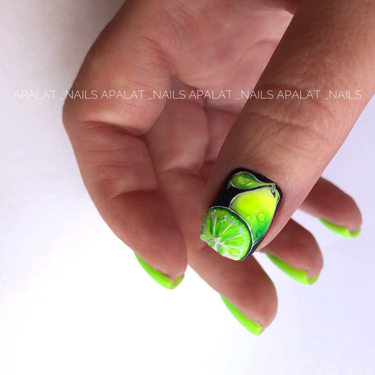 NAILSOFTHEDAY Let's Special Lime: un esmalte semipermanente especial de verde neón que se superpone en una capa, 10 ml