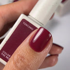 NAILSOFTHEDAY Color del Mes Octubre 2025 Toscano — tono burdeos, cobertura completa en una capa, 10 ml