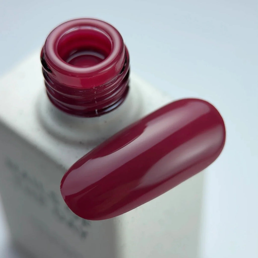 NAILSOFTHEDAY Color del Mes Octubre 2025 Toscano — tono burdeos, cobertura completa en una capa, 10 ml