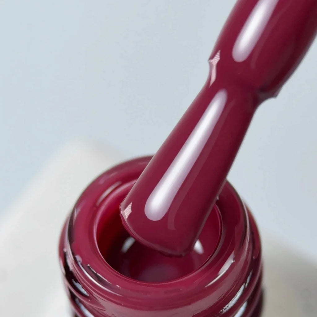 NAILSOFTHEDAY Color del Mes Octubre 2025 Toscano — tono burdeos, cobertura completa en una capa, 10 ml