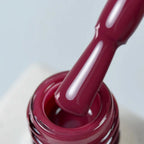NAILSOFTHEDAY Color del Mes Octubre 2025 Toscano — tono burdeos, cobertura completa en una capa, 10 ml