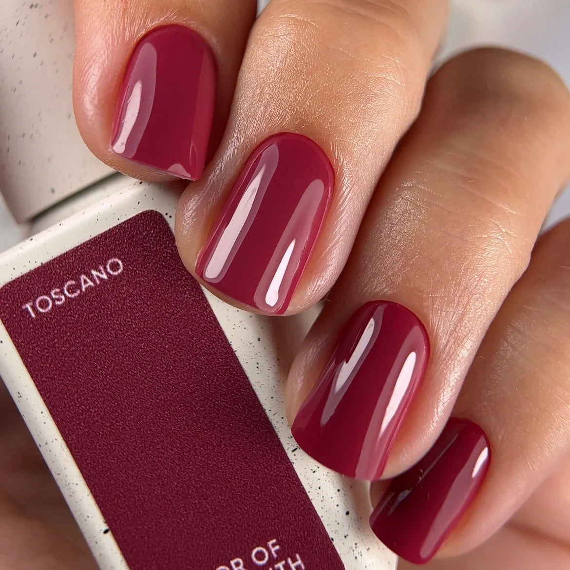 NAILSOFTHEDAY Color del Mes Octubre 2025 Toscano — tono burdeos, cobertura completa en una capa, 10 ml