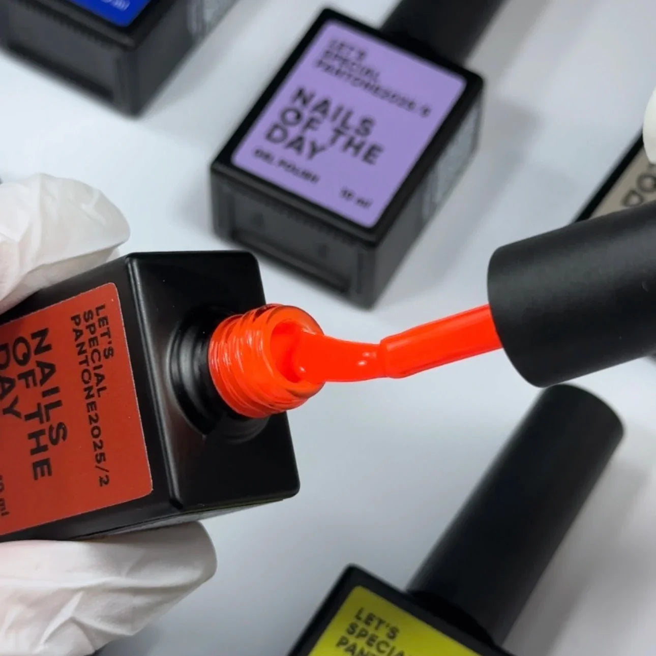 NAILSOFTHEDAY Let’s special Pantone2025/2 — esmalte semipermanente naranja neón vibrante, que cubre en una capa, 10 ml.