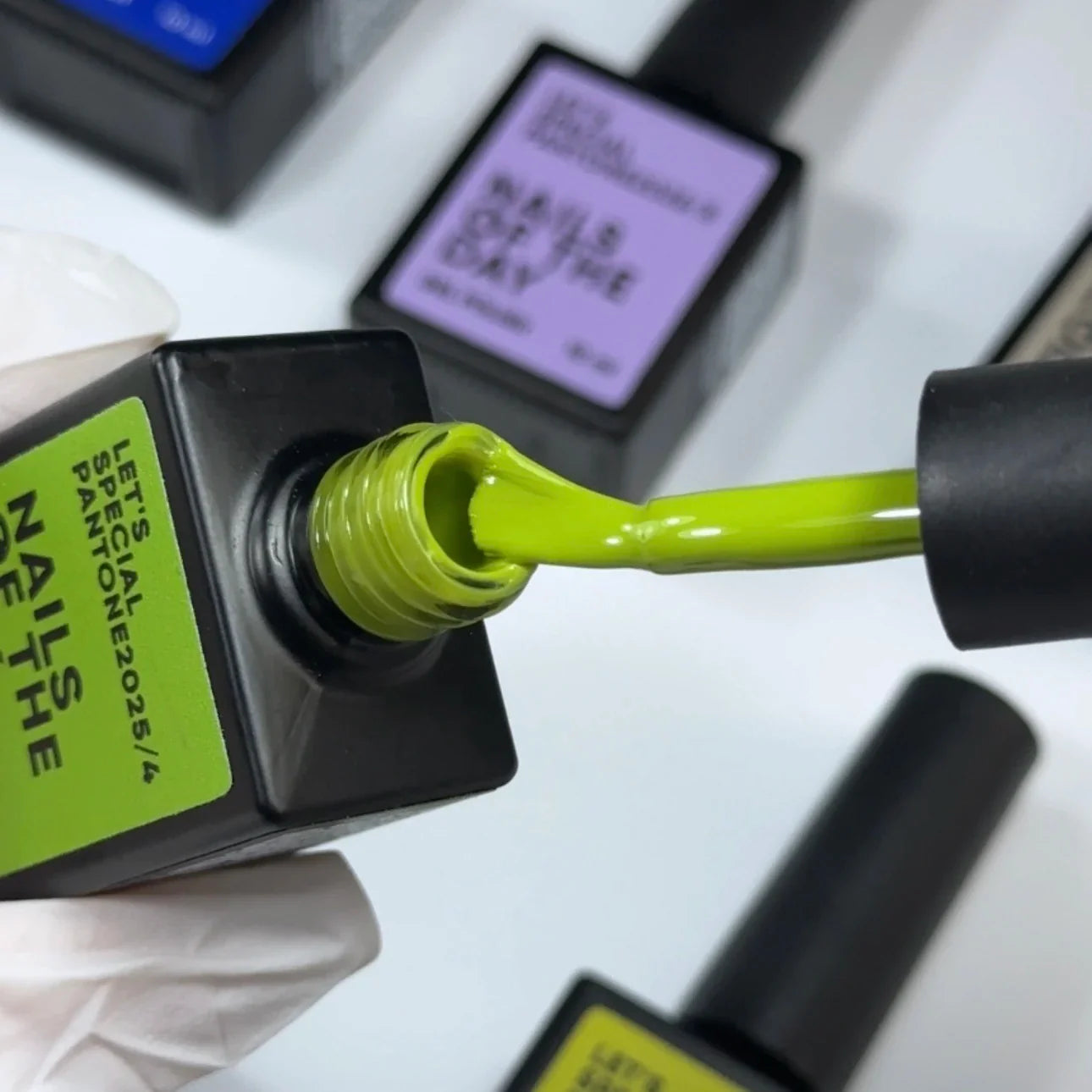 NAILSOFTHEDAY Let’s special Pantone2025/4 — esmalte semipermanente verde oliva, que cubre en una capa, 10 ml.