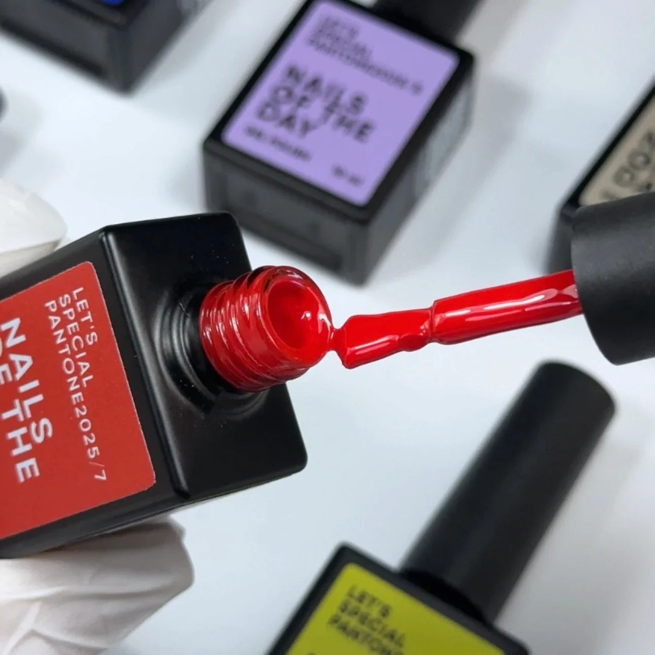 NAILSOFTHEDAY Let’s special Pantone2025/7 — esmalte semipermanente rojo clásico, que cubre en una capa, 10 ml.