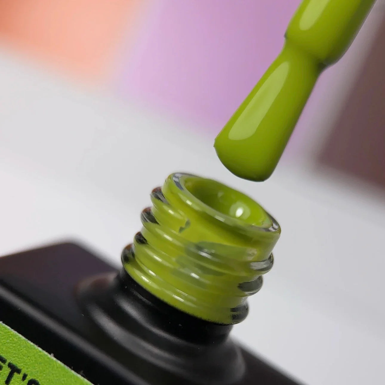 NAILSOFTHEDAY Let’s special Pantone2025/4 — esmalte semipermanente verde oliva, que cubre en una capa, 10 ml.