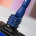 NAILSOFTHEDAY Let’s special Pantone2025/3 — esmalte semipermanente azul oscuro profundo, que cubre en una capa, 10 ml.