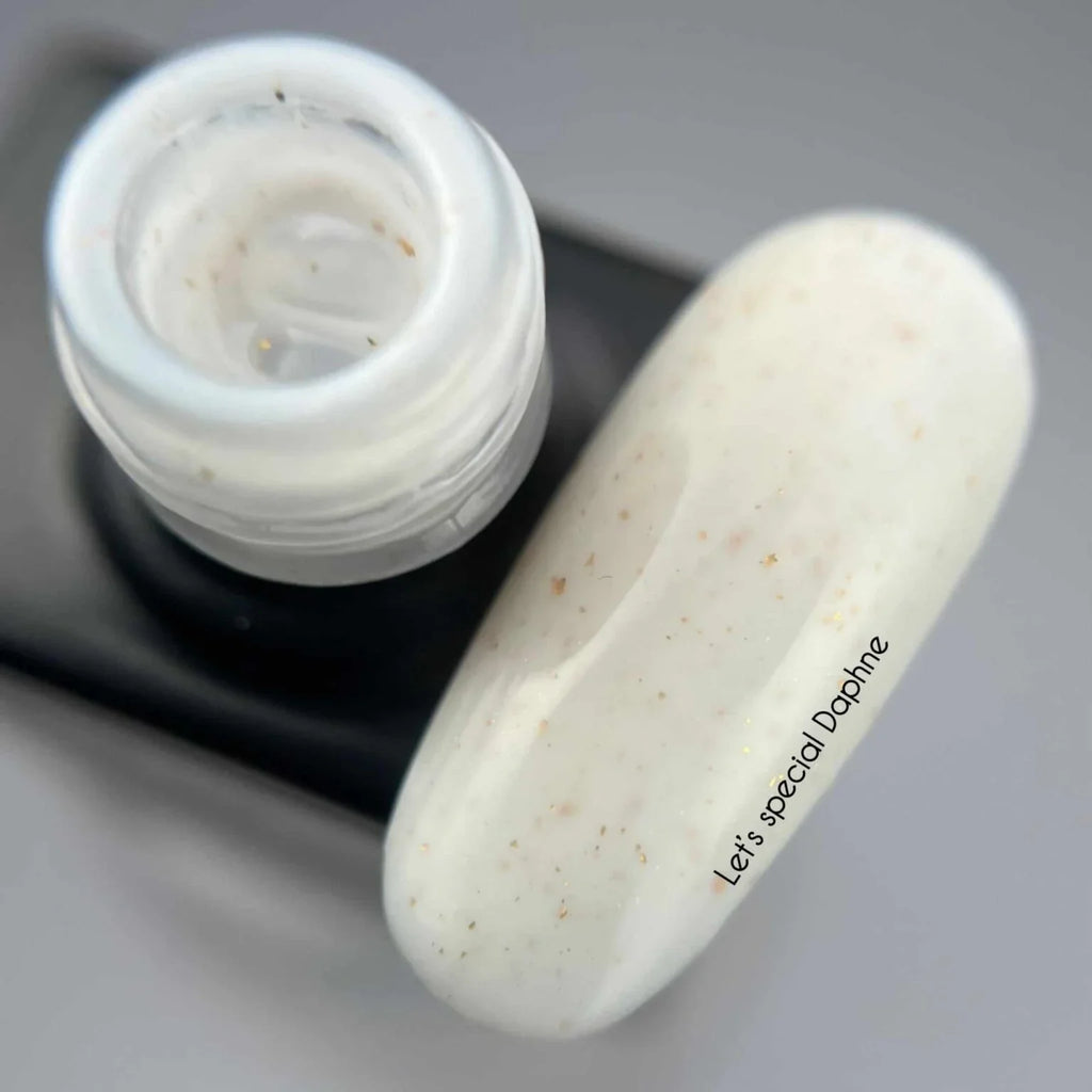 NAILSOFTHEDAY Let’s special Daphne — esmalte semipermanente lechoso con brillo dorado, 10 ml
