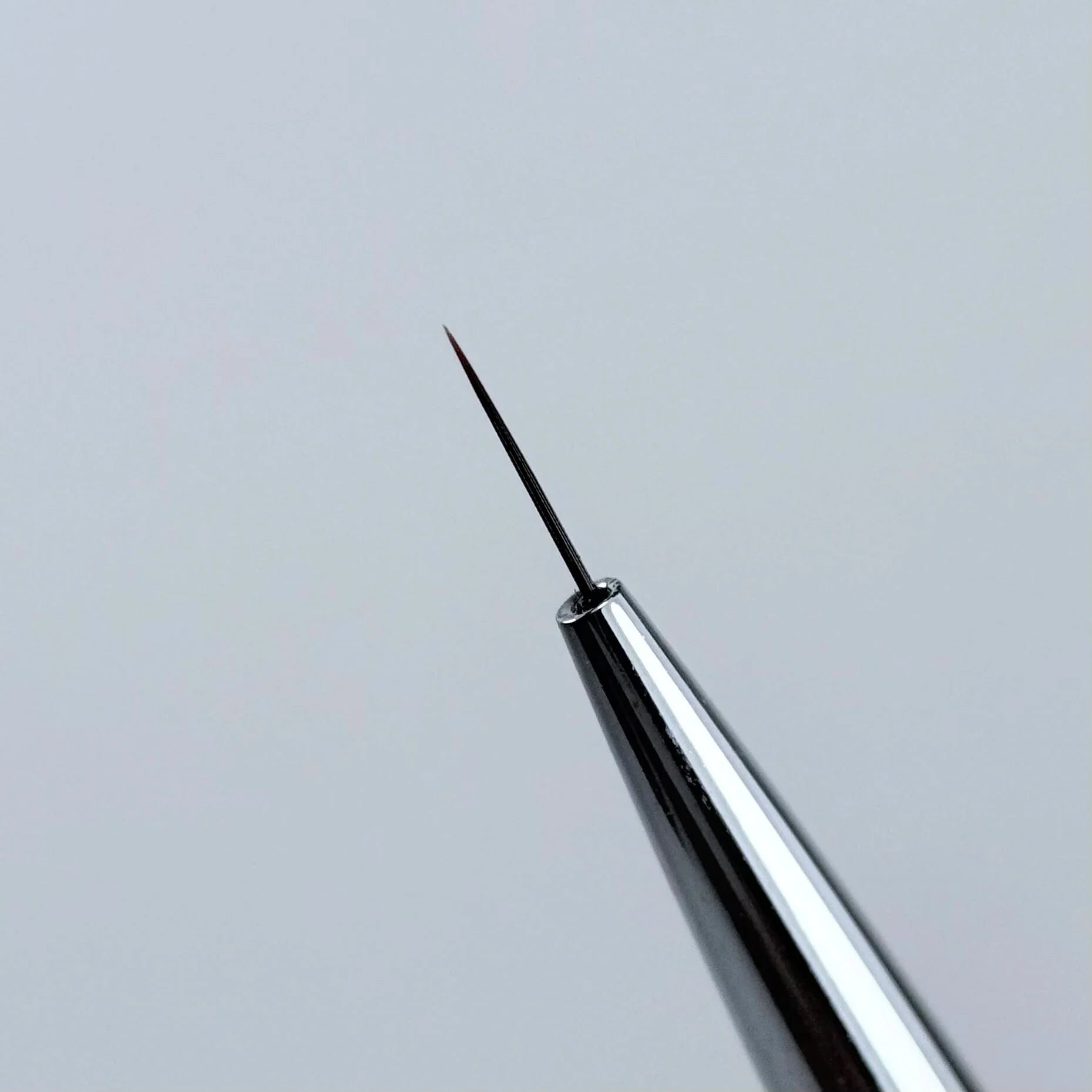 NAILSOFTHEDAY Professional Brush Liner — pincel profesional metálico con tapa, diseñado para trazos finos y detalles, liner de 8 mm.