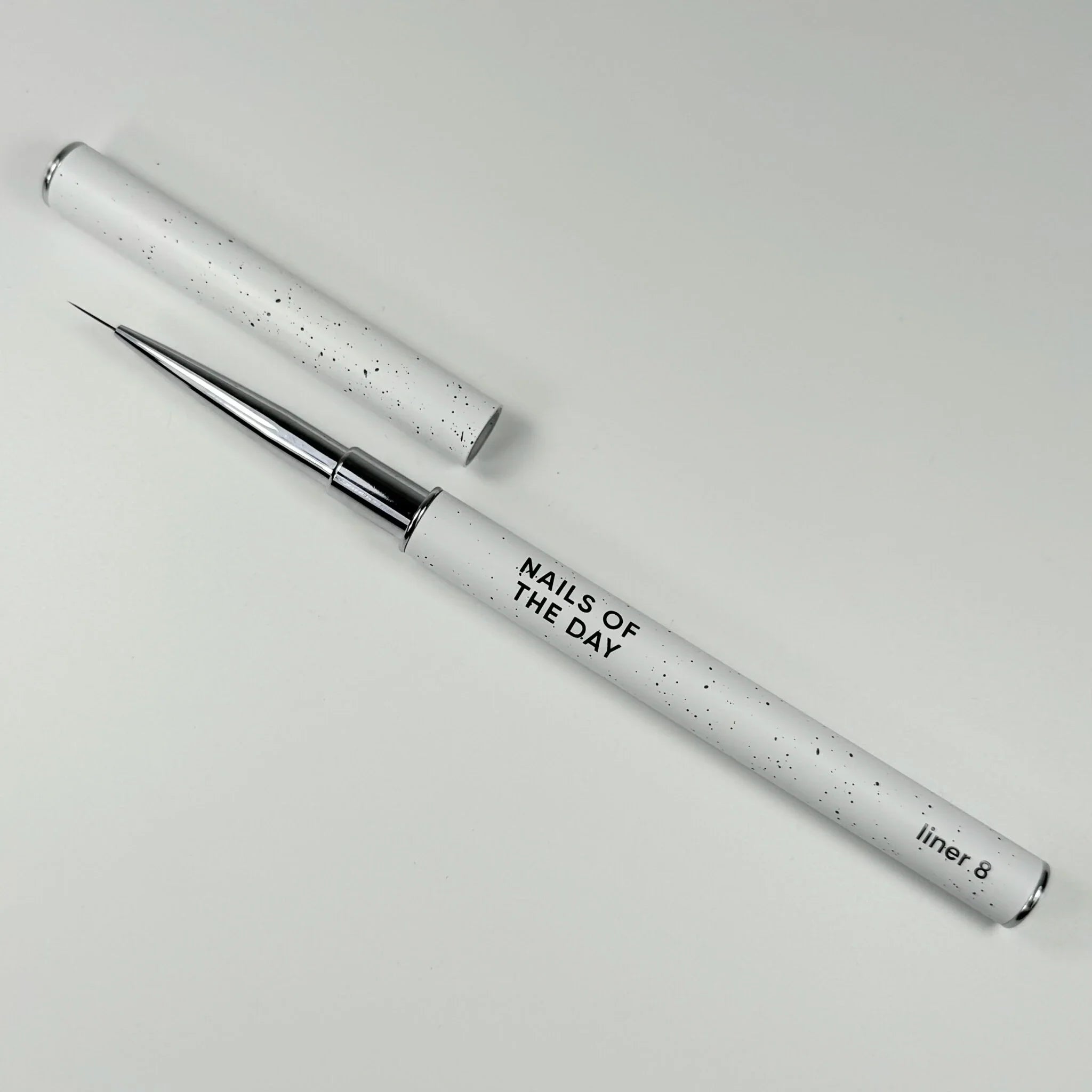 NAILSOFTHEDAY Professional Brush Liner — pincel profesional metálico con tapa, diseñado para trazos finos y detalles, liner de 8 mm.