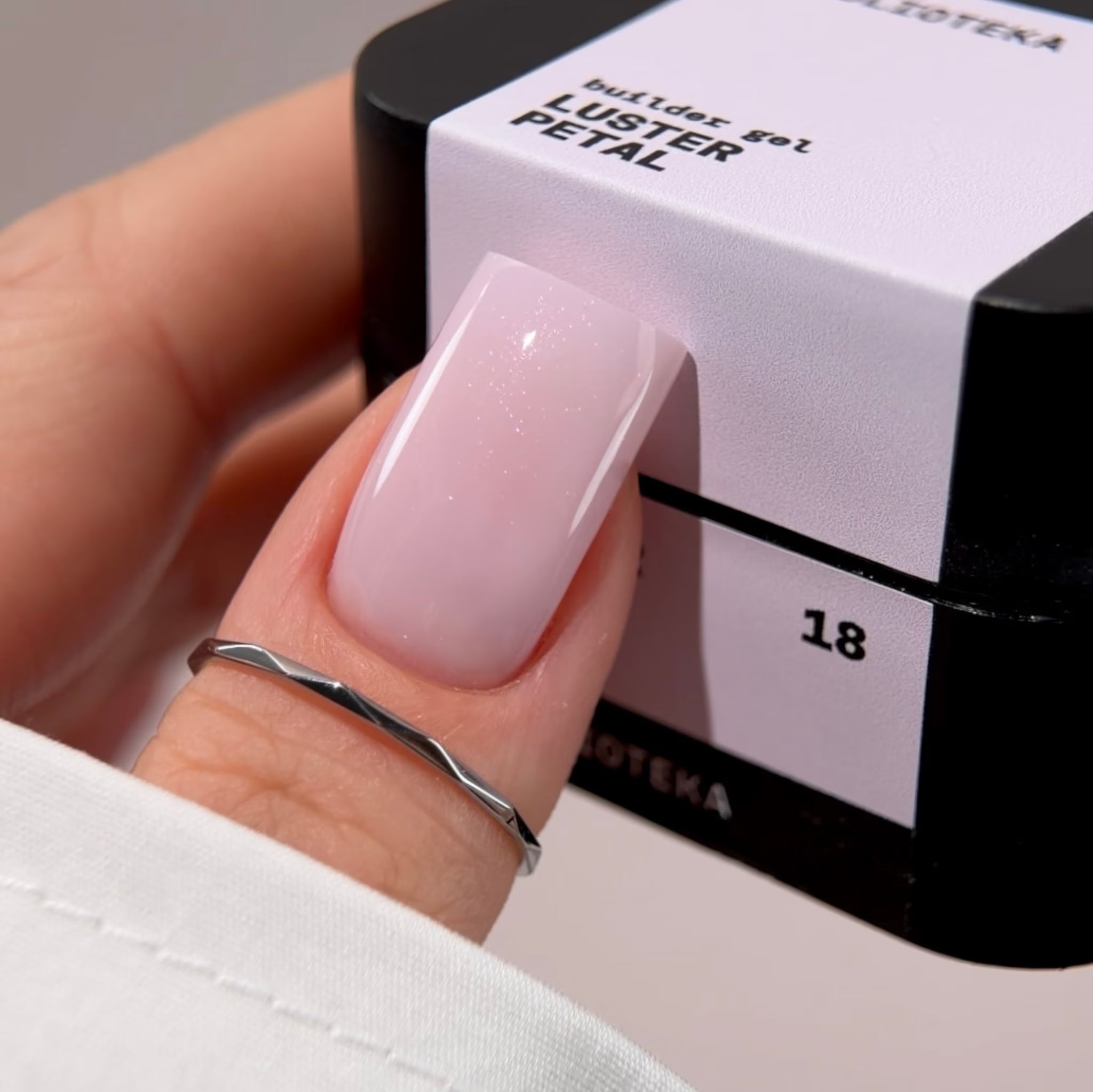 BIBLIOTEKA Builder Gel Nº 18 Petal LUSTER – Rosa suave con shimmer