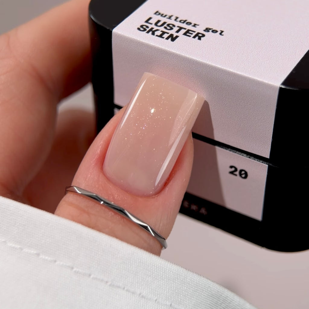 BIBLIOTEKA Builder Gel Nº 20 Skin LUSTER – Beige cálido con shimmer