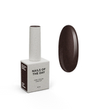NAILSOFTHEDAY Let’s Special Matterhorn — esmalte semipermanente en un tono marrón chocolate con pan de oro, que cubre perfectamente en una sola capa, 10 ml.