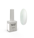 Nailsoftheday Cover base NEW Formula milk 07 — un tono lechoso, semitransparente con brillo dorado que aporta un reflejo cálido dorado, una base de camuflaje para uñas, 10 ml.
