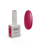 NAILSOFTHEDAY Let’s Special Charm — un esmalte semipermanente de color rosa frambuesa vibrante con un fino brillo, que ofrece cobertura completa en una sola capa, 10 ml.