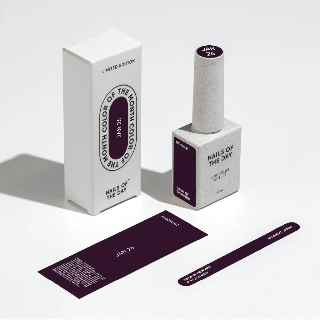 NAILSOFTHEDAY Color del Mes — Enero 2026
Midnight — tono ciruela intenso, cobertura total en una capa, 10 ml
