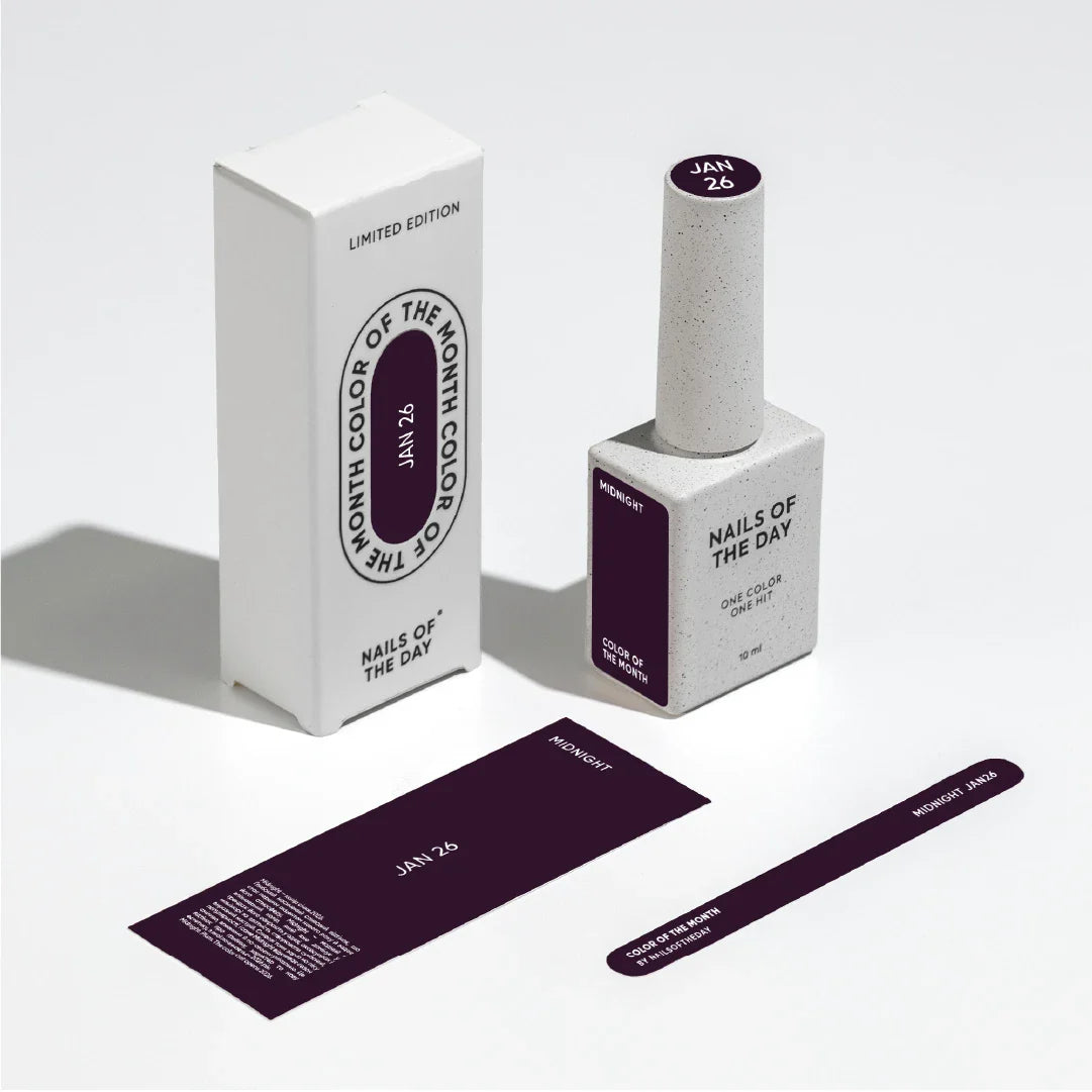 NAILSOFTHEDAY Color del Mes — Enero 2026
Midnight — tono ciruela intenso, cobertura total en una capa, 10 ml