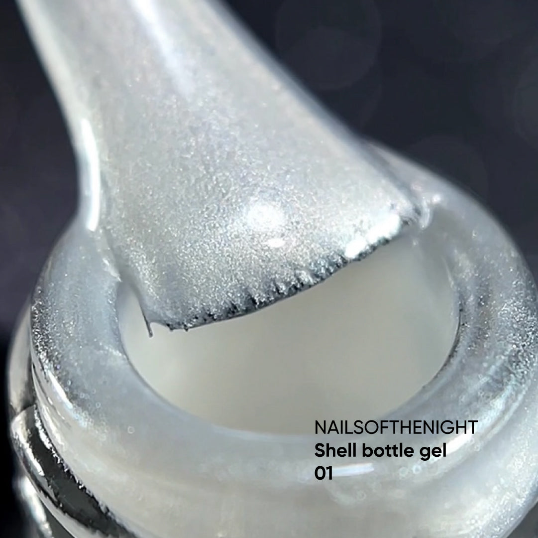 NAILSOFTHENIGHT Shell bottle gel 01 — gel líquido ultrafuerte con función autonivelante y efecto perla para uñas, 10 ml
