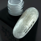 NAILSOFTHENIGHT Shell bottle gel 01 — gel líquido ultrafuerte con función autonivelante y efecto perla para uñas, 10 ml