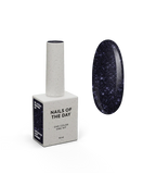 NAILSOFTHENIGHT Obsidian Gel Polish — un esmalte de color grafito-púrpura reflectante, 10 ml.