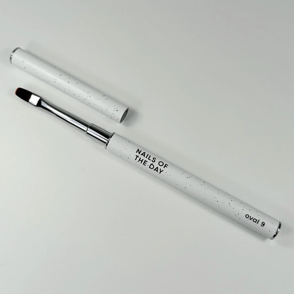 NAILSOFTHEDAY Professional Brush Oval — pincel profesional metálico con tapa, diseñado para la aplicación de gel, forma ovalada plana, 9 mm.