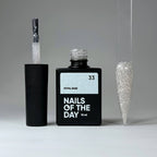 NAILSOFTHEDAY Potal base 33 — base semitransparente con destellos blancos y reflejos plateados finos, 10 ml.