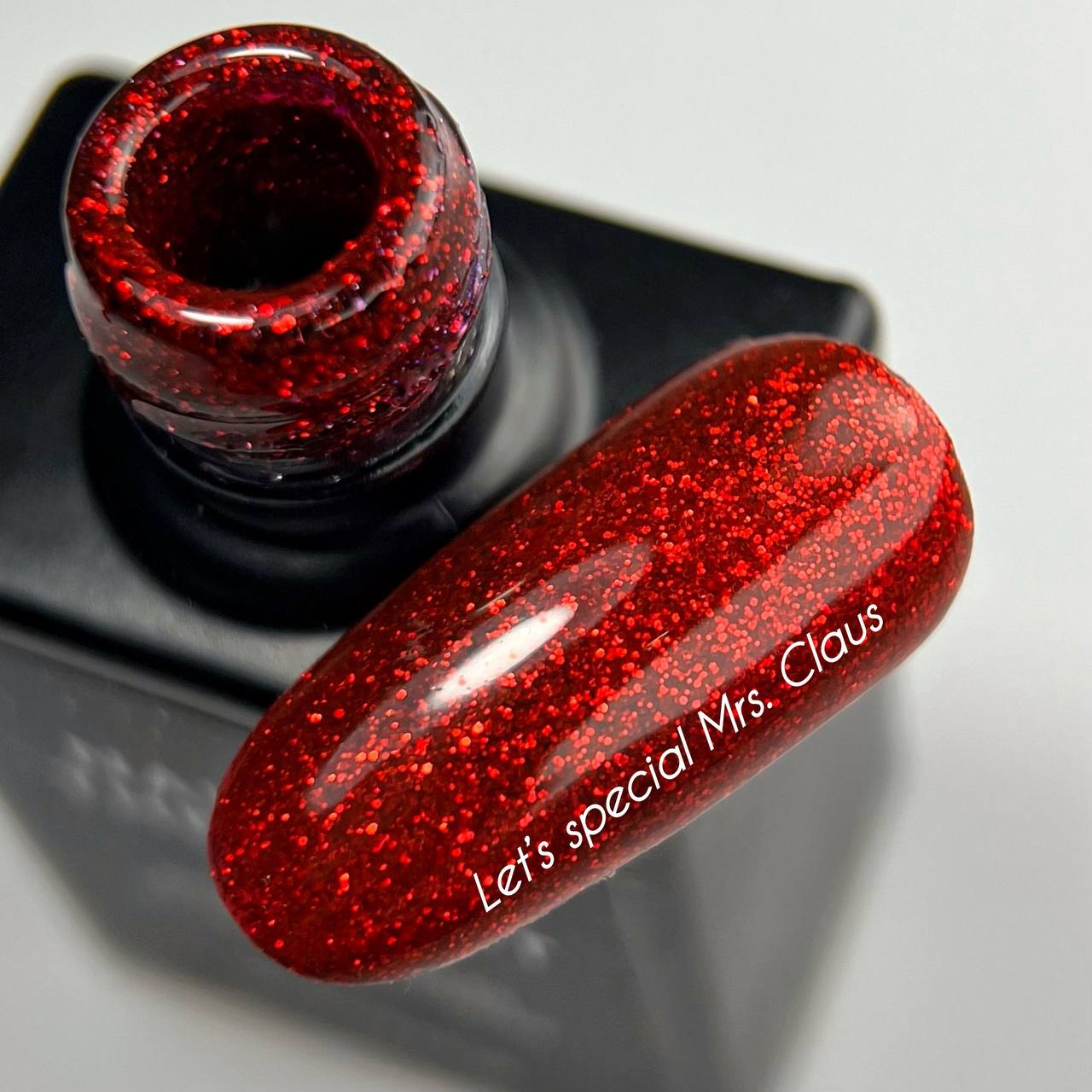 NAILSOFTHEDAY Let’s Special Mrs. Claus — un esmalte de color rojo intenso con un fino brillo, que ofrece cobertura completa en una sola capa, 10 ml.