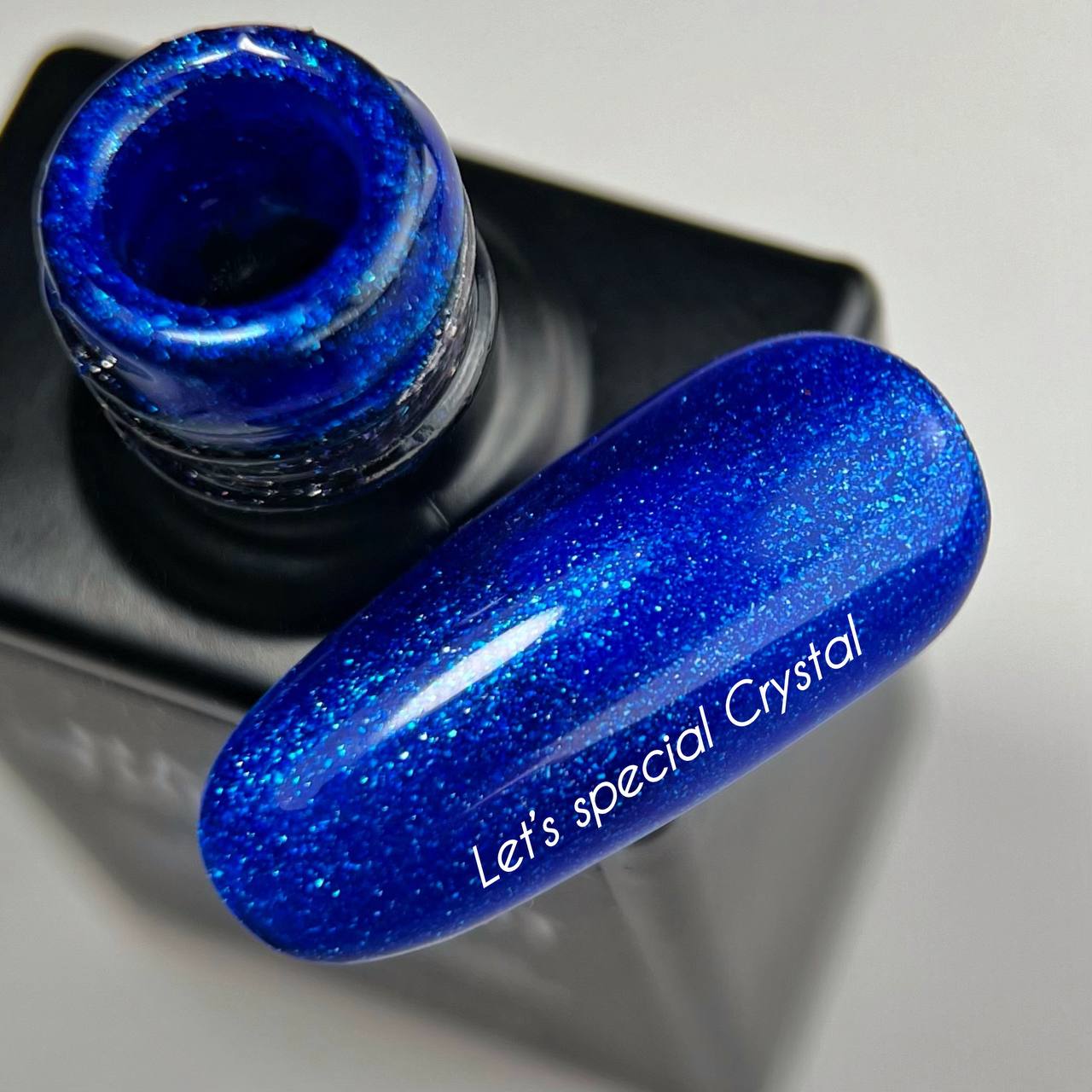 NAILSOFTHEDAY Let’s Special Crystal — un esmalte de color azul profundo con un fino brillo, que ofrece cobertura completa en una sola capa, 10 ml.