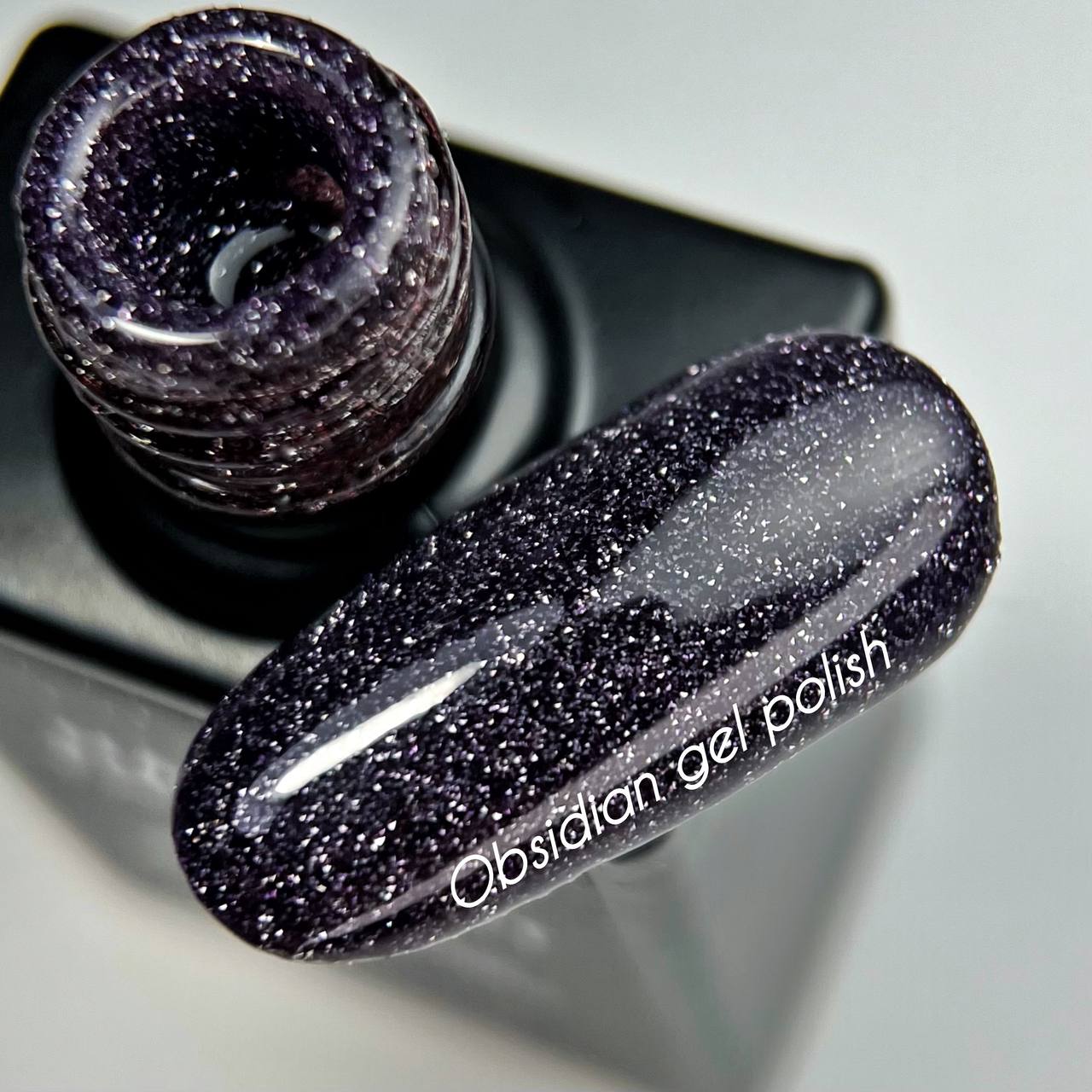 NAILSOFTHENIGHT Obsidian Gel Polish — un esmalte de color grafito-púrpura reflectante, 10 ml.