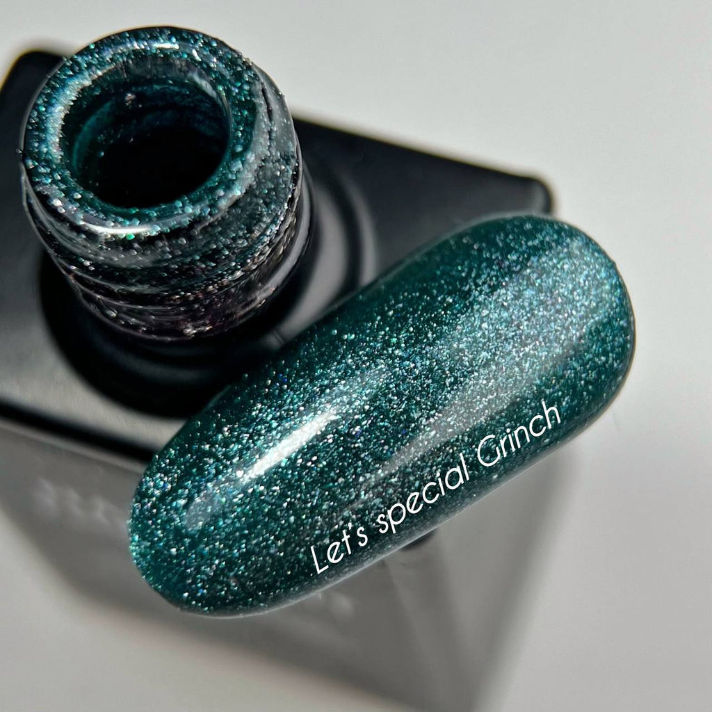 NAILSOFTHEDAY Let’s Special Grinch — un esmalte en gel de color verde esmeralda con un fino brillo, que ofrece cobertura completa en una sola capa, 10 ml.