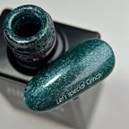 NAILSOFTHEDAY Let’s Special Grinch — un esmalte en gel de color verde esmeralda con un fino brillo, que ofrece cobertura completa en una sola capa, 10 ml.