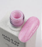NAILSOFTHEDAY Gel Polish Blossom — esmalte semipermanente rosa suave con pan de oro, cubre en una sola capa, 10 ml.