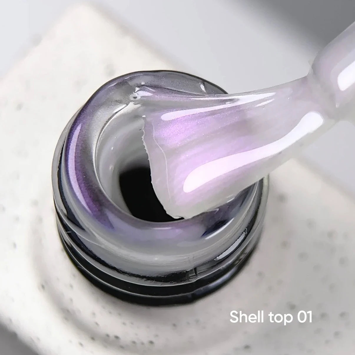 NAILSOFTHEDAY Shell Top 01 Nueva Fórmula — top perlado con efecto de frotado violeta, sin capa pegajosa, 10 ml