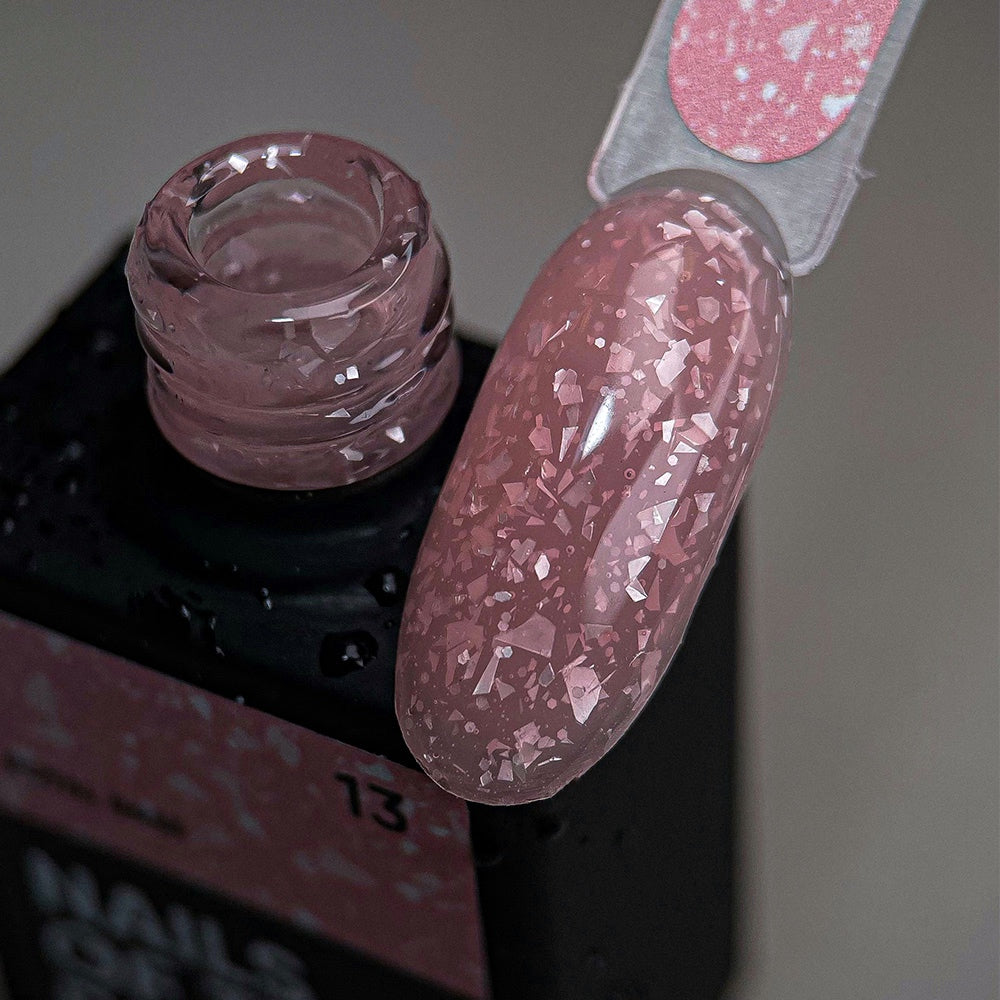 NAILSOFTHEDAY Potal base 13 – base rosa claro con elegante decoracion blanca, 10 ml