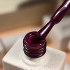 NAILSOFTHEDAY Gel Polish Wine — esmalte semipermanente en tono vino uva con cobertura completa en una sola capa. 10 ml.